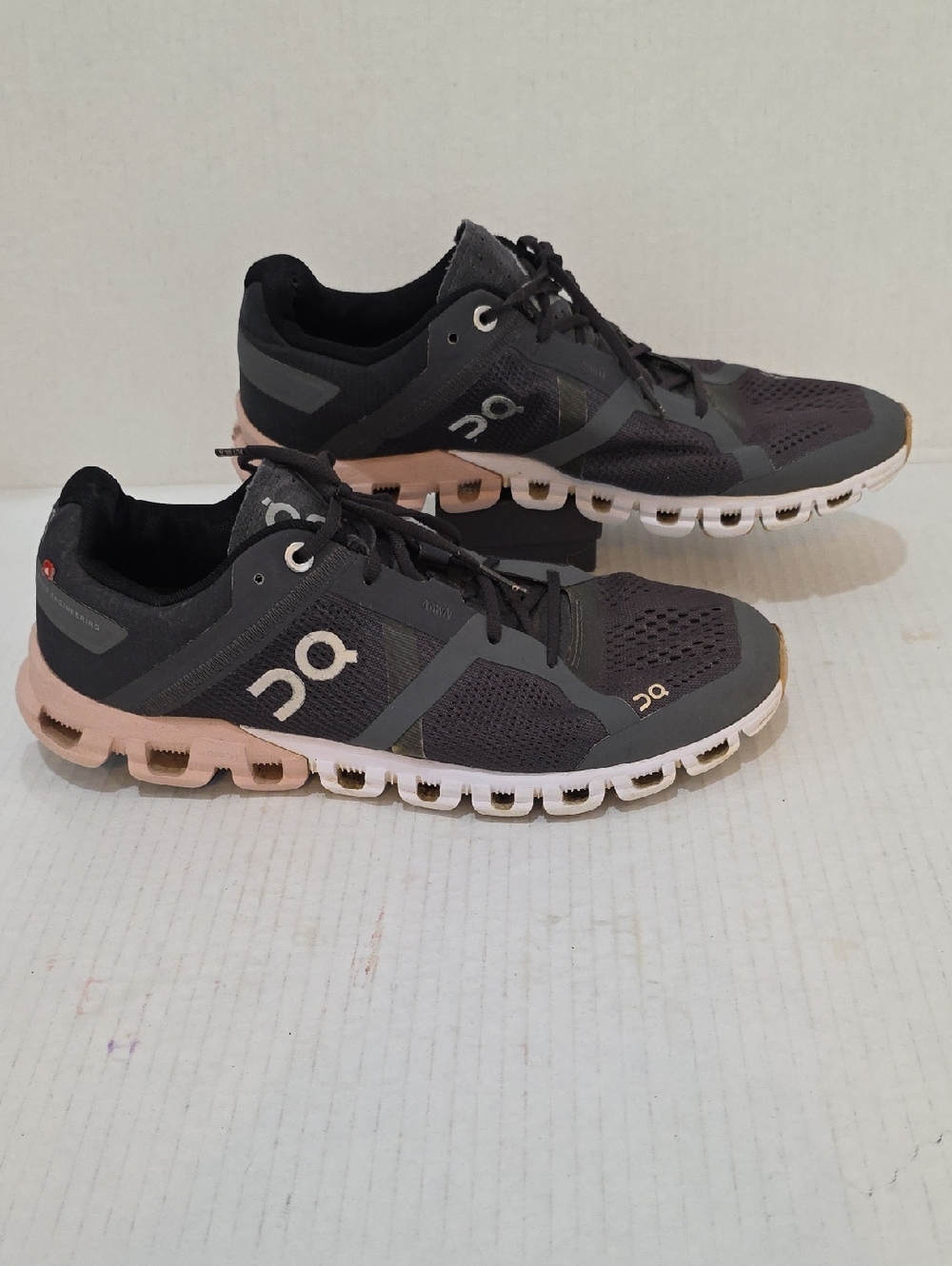 On CloudFlow Running Womens Athletic Shoes in Grey and Pink Size 8.5